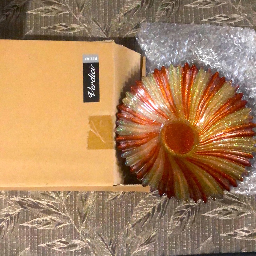Decorative glass bowl